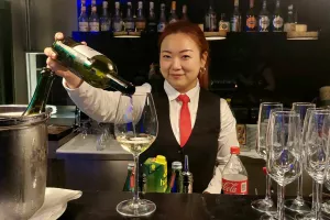 Tajlanđanka Pimpitcha, nadimka Shampoo, do&scaron;la je u Hrvatsku do&scaron;la na poziv prijateljice koja ima dečka u Hrvatskoj. S obzirom na to da dobro priča engleski, lako se uklopila i navečer izlazi van sa svojim hrvatskim kolegama i prijateljima u klubove i kafiće poput Boogalooa ili Alcatraza