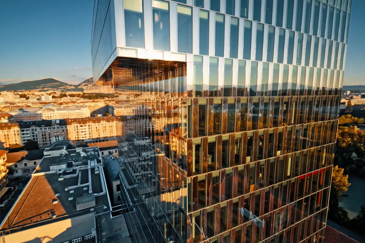 Američka tvrtka Ubiquitous Energy koju su osnovali Miles Barr, Vladimir Bulović I Richard Lunt, trojac poniknuo na MIT-u, još 2012. razvila je prototip prozirnih solarnih modula. Tehnologiju su patentirali po nazivom UE Power™ i testirali na više zgrada 