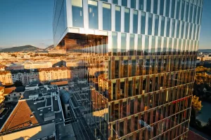 Američka tvrtka Ubiquitous Energy koju su osnovali Miles Barr, Vladimir Bulović I Richard Lunt, trojac poniknuo na MIT-u, još 2012. razvila je prototip prozirnih solarnih modula. Tehnologiju su patentirali po nazivom UE Power™ i testirali na više zgrada 