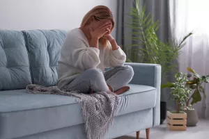 Nevjerojatno, ali na svijetu zaista žive stotine tisuća duša koje postaju paranoične onoga trenutka kad njihovi prijatelji na društvenim mrežama prestanu s objavama. I, zanimljivo, uzrok te paranoje nije strah da im se nešto, ne daj Bože, dogodilo, već da su toliko zaokupljeni ludom zabavom (na koju vi, naravno, niste pozvani) da ne stignu ništa objavljivati. MOMO je FOMO na potenciju