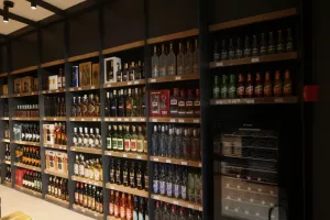 160 godinaUtemeljeno 1862.BADEL 1862, ZagrebBaštinik bogate tradicije kompanija Pokorny, Patria, Arko i Badel Vinoprodukt, Badel 1862 postao je sinonim za jaka alkoholna pića u Hrvatskoj i široj regiji. U svom sastavu ima i pet vinarija, a u skladu sa svojim sloganom 'Pij malo, pij dobro', već 16 desetljeća prati potrošače kroz najvažnije trenutke u njihovim životima njegujući kulturu uživanja u alkoholnim pićima i vinima. 