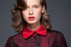 Sanela Seferagić Filipić,direktorica RED agencije:Treba biti iskren i to će biti dovoljno- Vjerujem da nijedna kriza ne mora ugroziti reputaciju ako se ona uspješno radom i zalaganjem gradila i još uvijek gradi. Zasigurno nije lako raditi istim intenzitetom, ali ako je agencije kvalitetno pozicionirana ne bi ju to trebalo ugroziti. Baš naprotiv, često je to prilika da se u vremenima kad klijenti pomno biraju s kim raditi i što, na najbolji mogući način iskoristi potencijal. Iskreno. Transparentno. Razumljivo. Ako kompanija odluči komunicirati napore koje ulaže u odgovorno i održivo poslovanje, to je sjajno. Samim time mijenja svijest i radi pozitivne učinke. Ne treba se upustit u manipulaciju, dvosmislene poruke, treba biti iskren i to će biti dovoljno. A zašto razumljivo? Jer smo unatoč sjajnoj informiranosti ljudi danas i dalje u društvu u kojem široka javnost nije dovoljno educirana o održivosti, ekologiji i tematici socijalne problematike. Zato komunikacija treba biti jasna prema potrošaču kojem se obraćamo.