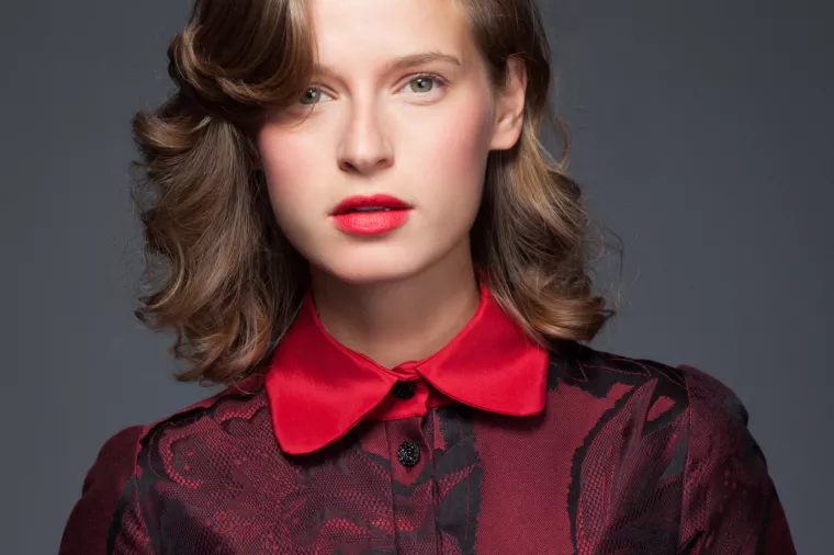 Sanela Seferagić Filipić,direktorica RED agencije:Treba biti iskren i to će biti dovoljno- Vjerujem da nijedna kriza ne mora ugroziti reputaciju ako se ona uspješno radom i zalaganjem gradila i još uvijek gradi. Zasigurno nije lako raditi istim intenzitetom, ali ako je agencije kvalitetno pozicionirana ne bi ju to trebalo ugroziti. Baš naprotiv, često je to prilika da se u vremenima kad klijenti pomno biraju s kim raditi i što, na najbolji mogući način iskoristi potencijal. Iskreno. Transparentno. Razumljivo. Ako kompanija odluči komunicirati napore koje ulaže u odgovorno i održivo poslovanje, to je sjajno. Samim time mijenja svijest i radi pozitivne učinke. Ne treba se upustit u manipulaciju, dvosmislene poruke, treba biti iskren i to će biti dovoljno. A zašto razumljivo? Jer smo unatoč sjajnoj informiranosti ljudi danas i dalje u društvu u kojem široka javnost nije dovoljno educirana o održivosti, ekologiji i tematici socijalne problematike. Zato komunikacija treba biti jasna prema potrošaču kojem se obraćamo.