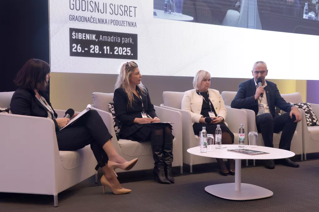 48 sati 2025. Okrugli stol: Budućnost EU fondova. Gordana Gelenčer, Ana Fresl, Suzana Laušin Katanec i Damir Mandić