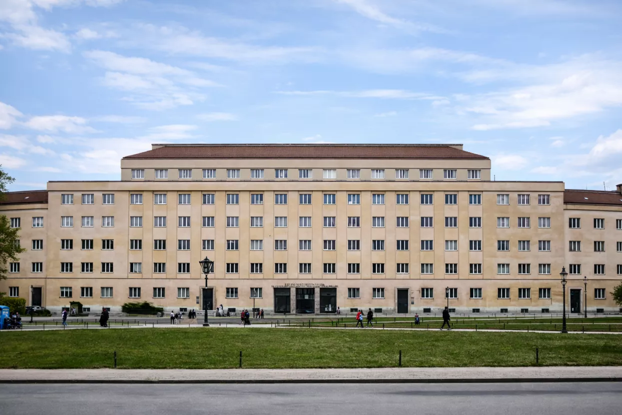 Zgradu su 30-ih godina 20. stoljeća za tada&scaron;nju JAZU projektirali Edo &Scaron;en i Milovan Kovačević kao blok stanova za iznajmljivanje. Vizual dočarava kako je izgledala tada