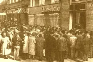 Večernji list zabilježio je kako su prevareni &scaron;tedi&scaron;e 1991. stajali ispred poslovnica Ljubljanske banke