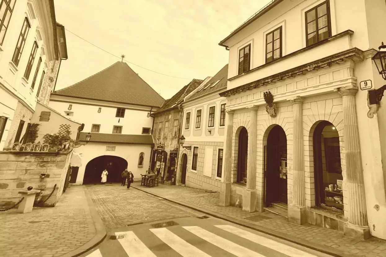 Gornjogradska ljekarna i danas posluje pod povijesnim grbom crnog orla