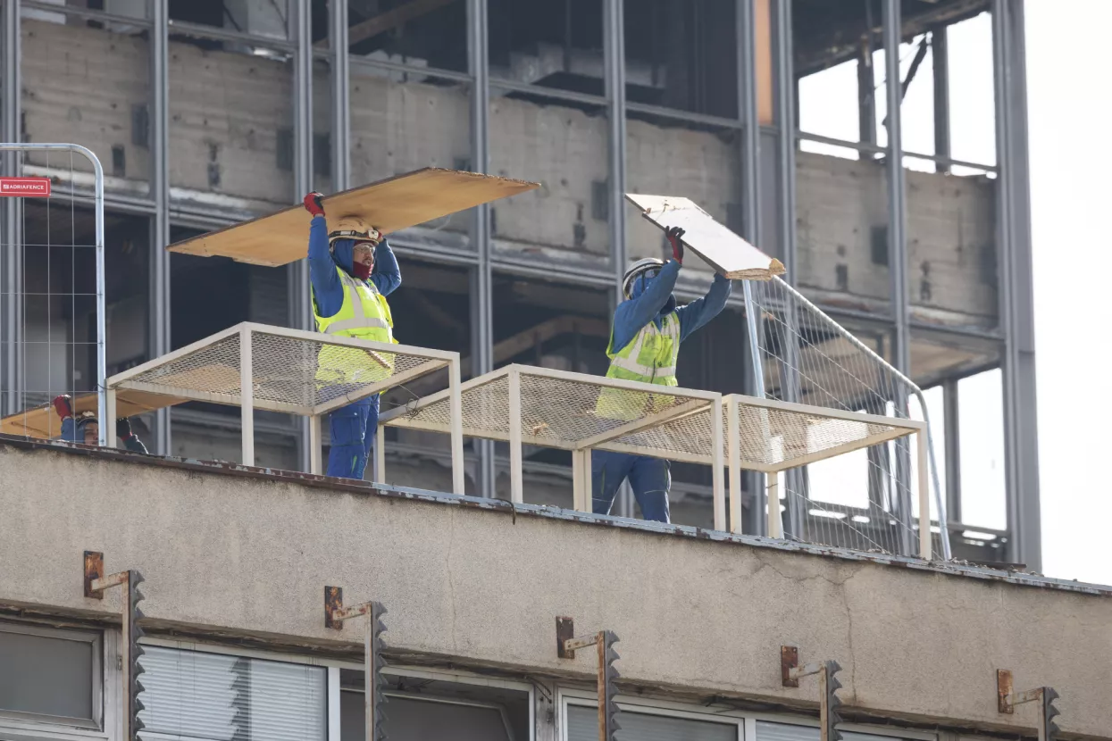 Počelo je ru&scaron;enje Vjesnikovog nebodera.
