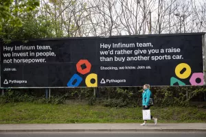 Plakat Pythagora u Strojarskoj ulici preko puta WMD nebodera.