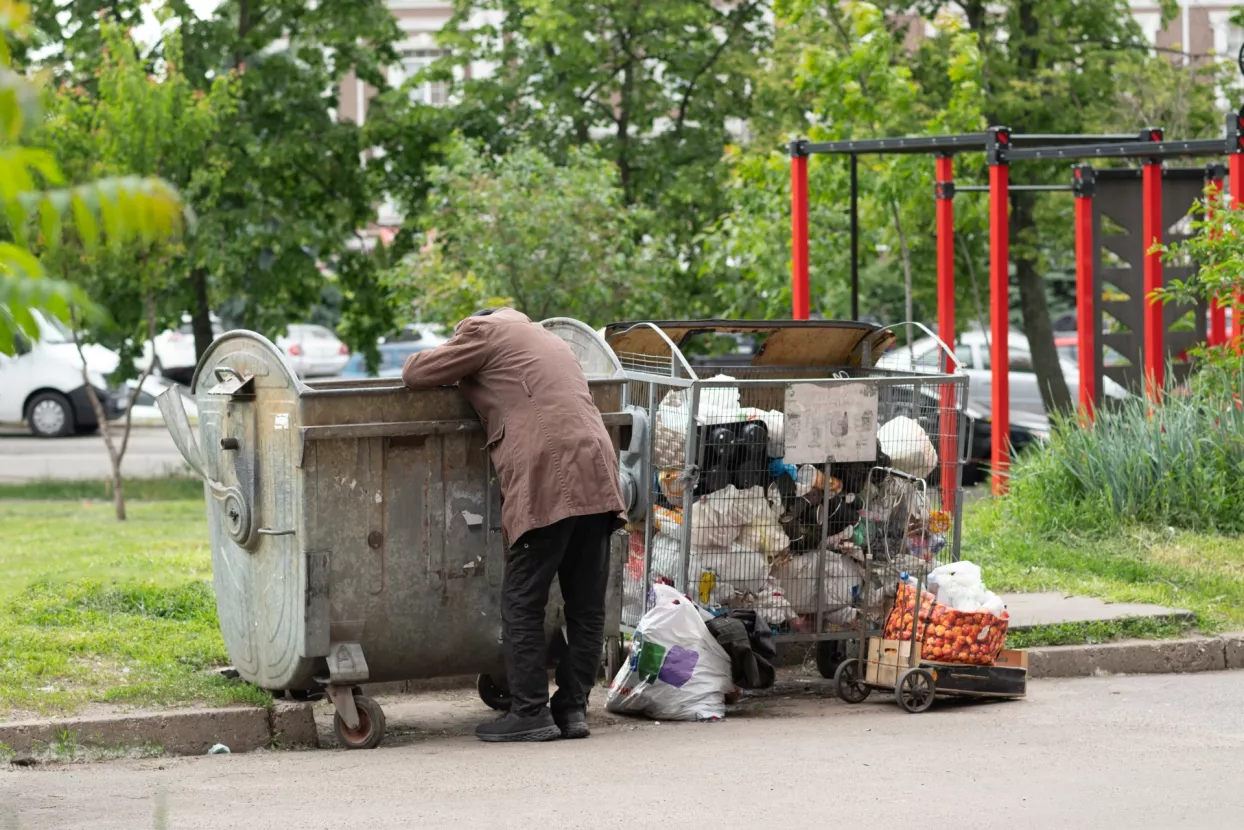 Siroma&scaron;tvo kopanje po kontejneru