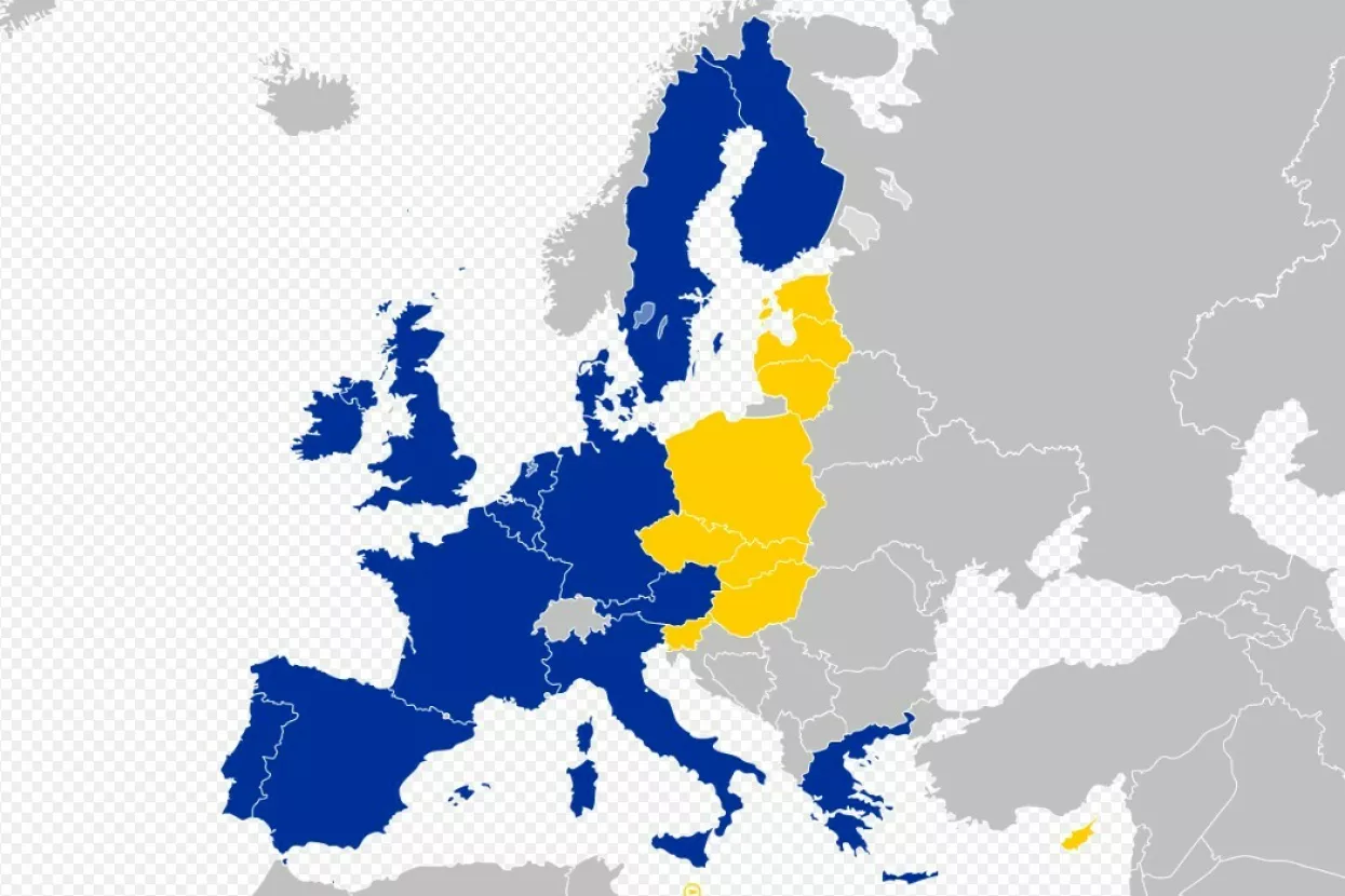 Uz Maltu i Cipar u EU je 1. svibnja 2004. u&scaron;lo i osam tranzicijskih država - Poljska, Če&scaron;ka, Slovačka, Mađarska, Slovenija, Estonija, Latvija i Litva.