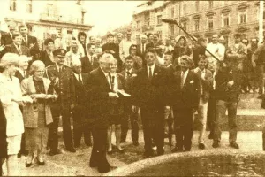 Prvu kovanicu od jedne kune predsjednik Tuđman bacio je u Mandu&scaron;evac (Presnimka iz Večernjeg lista; snimio Drago Havranek)&nbsp;&nbsp;