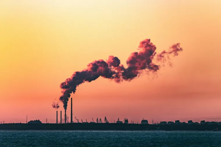 Otkriveni planovi svjetskih energetskih kompanija uključuju 195 gigantskih naftnih i plinskih projekte od kojih bi svaki rezultirao s najmanje milijardu tona emisija CO2 tijekom svog životnog vijeka, &scaron;to je ukupno ekvivalentno oko 18 godina trenutačne globalne emisije CO2. Otprilike 60 posto njih već je počelo pumpati CO2 u atmosferu