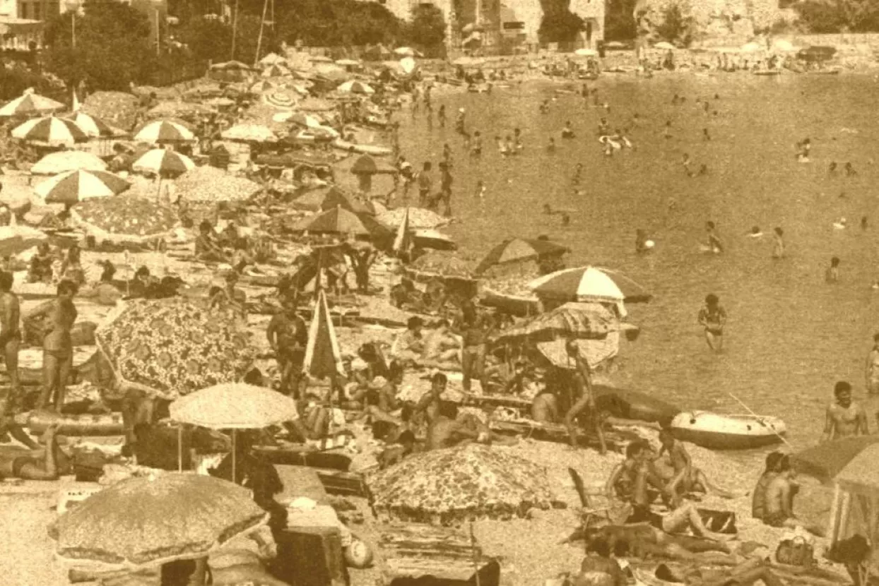 Klasični jadranski 'mravinjak' &ndash; plaža u Ba&scaron;koj na Krku (presnimka s naslovnice Večernjeg lista iz kolovoza 1986.)&nbsp;