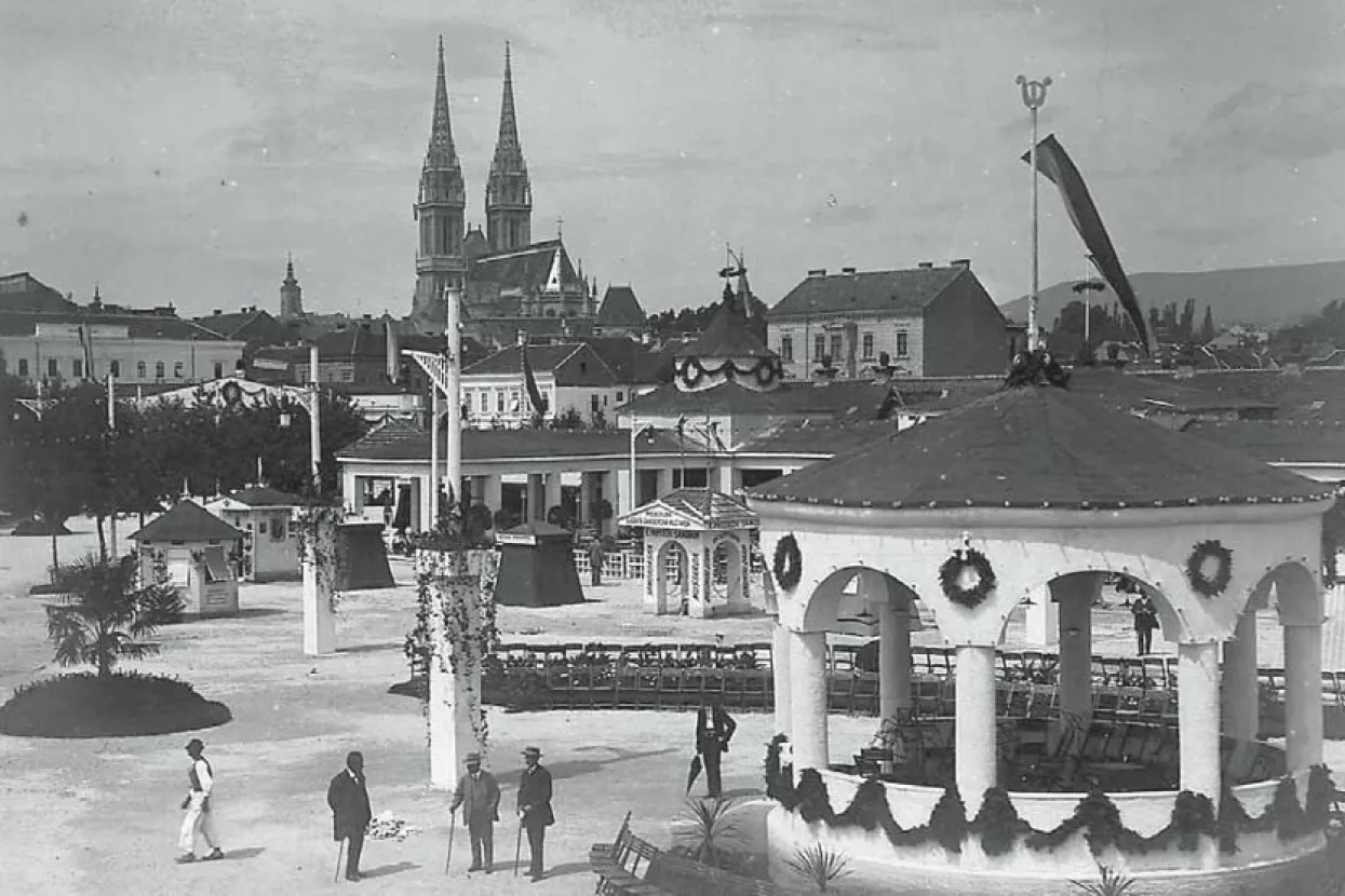 Prvu svoju izložbu Zagrebački zbor otvorio je 14. kolovoza 1910. na tada&scaron;njem Sajmi&scaron;tu, na području dana&scaron;nje Martićeve ulice.