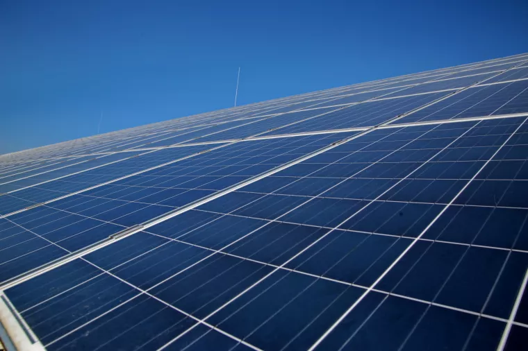 Solarni paneli, solarna elektrana - ilustracija